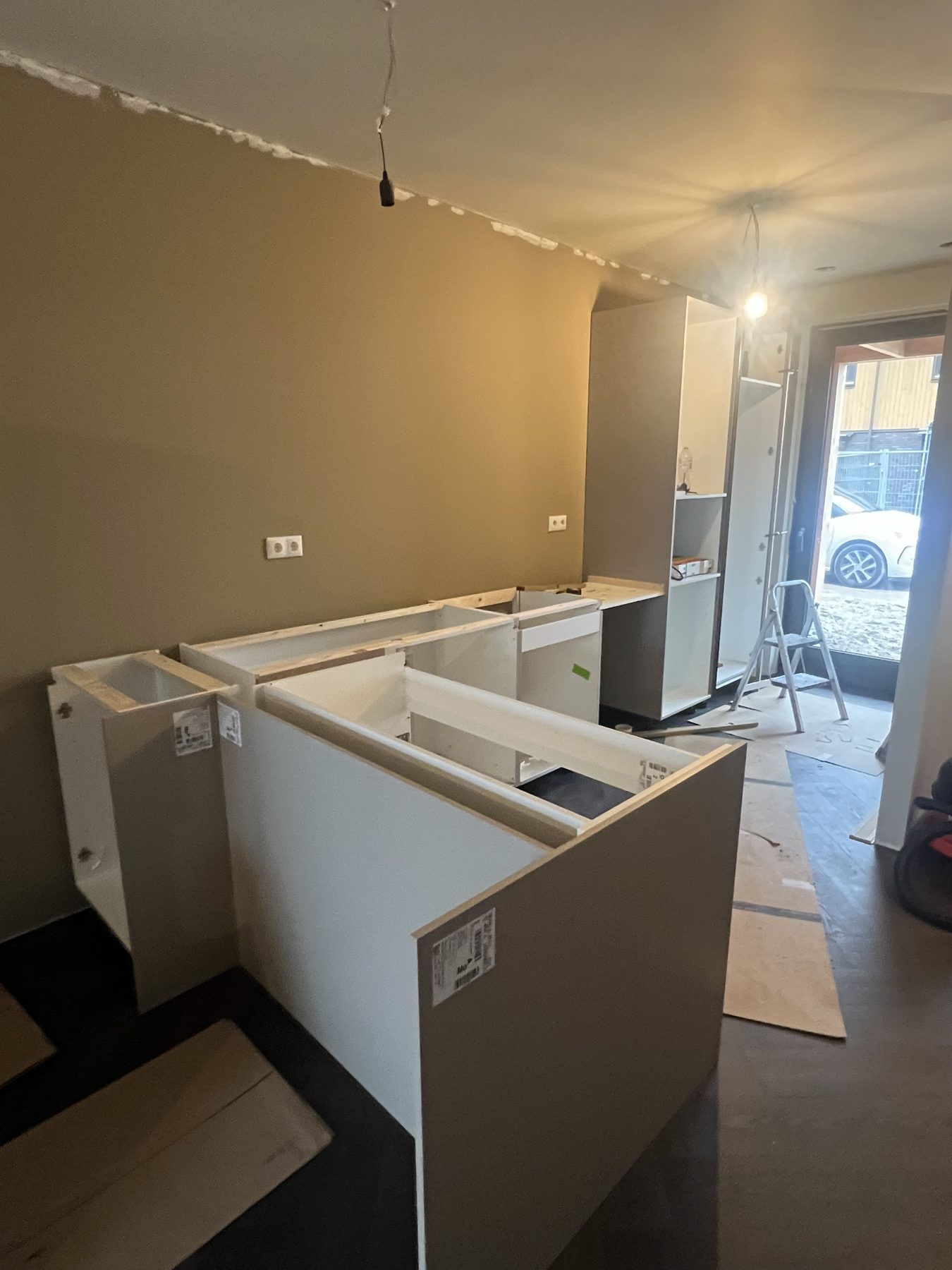 Kastframes van een witte keuken tijdens de opbouw